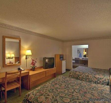 Monmouth Courtesy Inn חדר תמונה