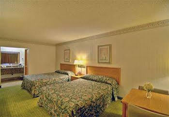 Monmouth Courtesy Inn מראה חיצוני תמונה